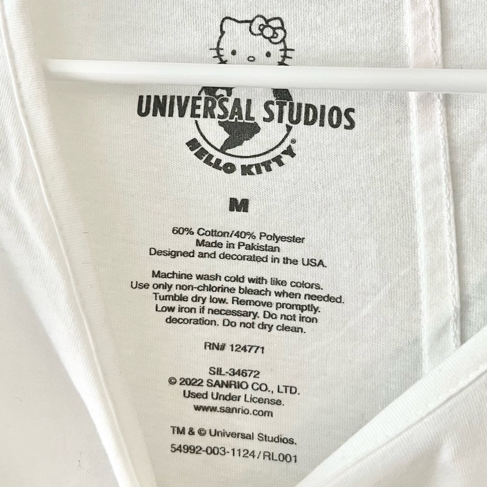 NWT Universal Studios Hello Kitty Hollywood A Star Is Born Women Graphic Top M - Picture 3 of 4